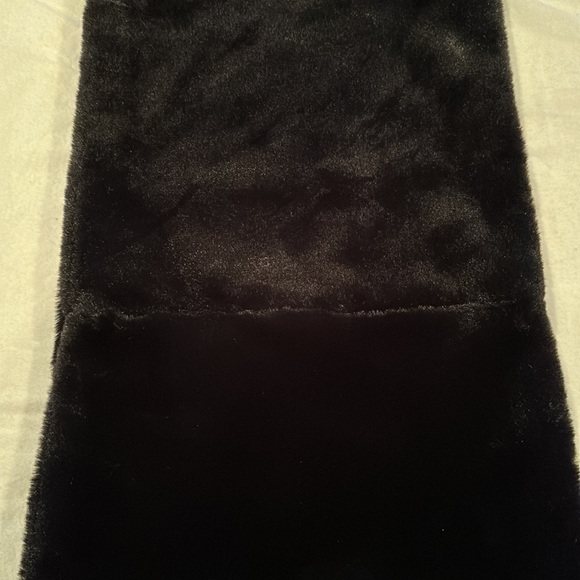 KARL LAGERFELD PARIS FAUX FUR NECK ROLL - Picture 4 of 4